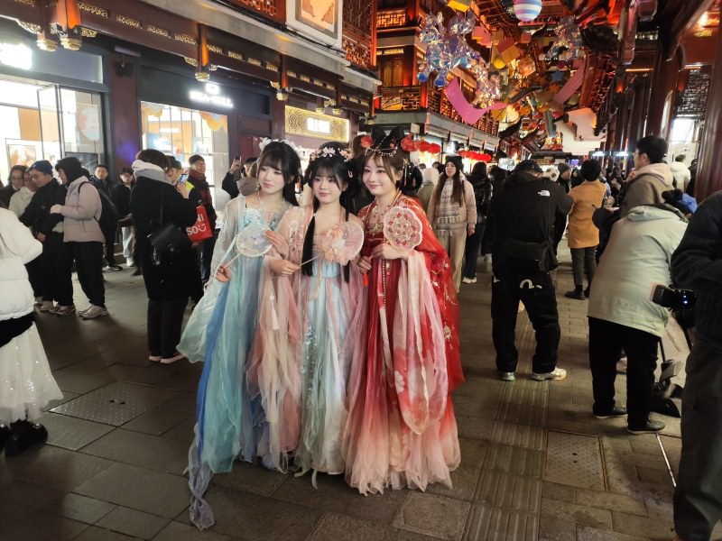 穿汉服拍照的小姐姐