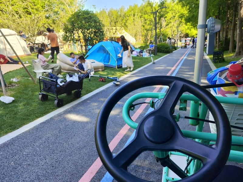 骑四轮自行车