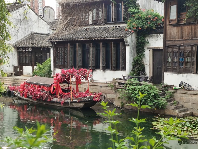 岸边的花船