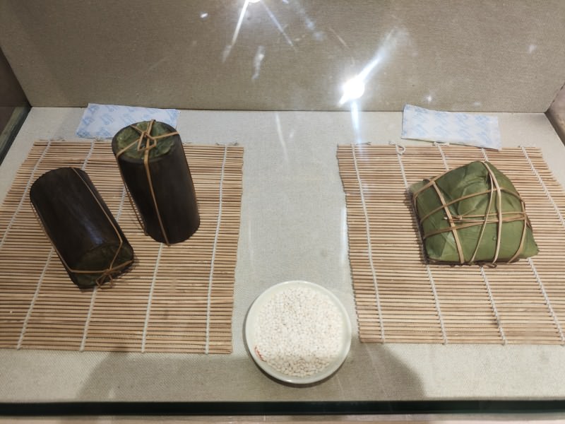 左:云南竹筒粽;右:广东裹蒸粽