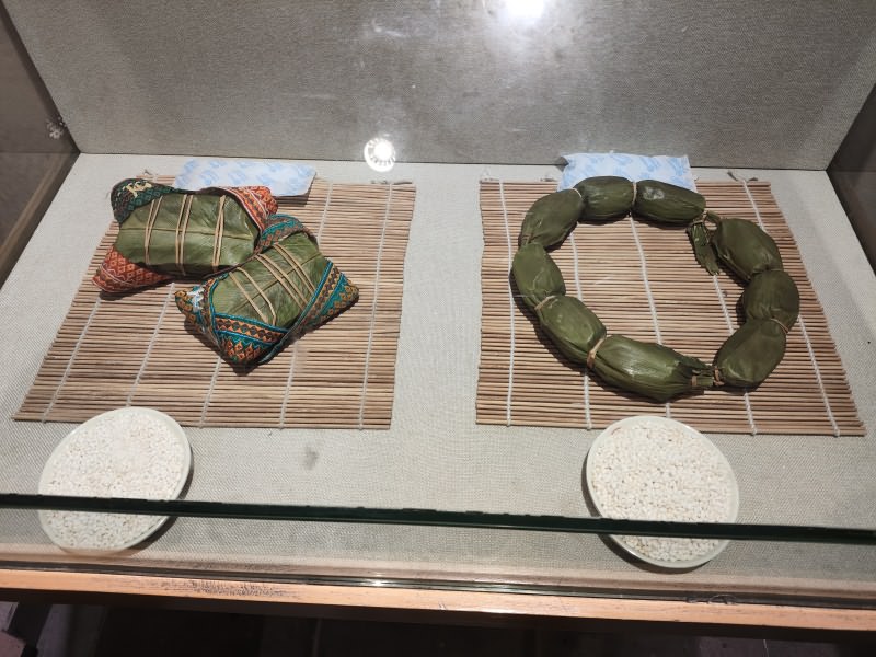 左:贵州布依族粽;右:武汉卤藕肉粽