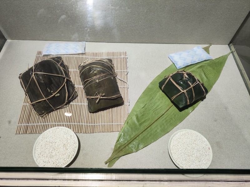 左:中山芦兜粽;右:广式荷香粽