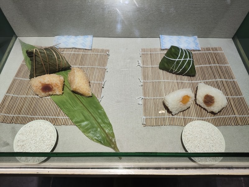 左:嘉兴粽子;右:嘉兴高汤鲜粽